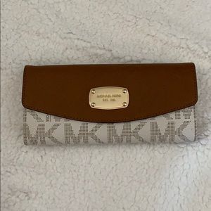 Signature Michael Kors Wallet Tan and White